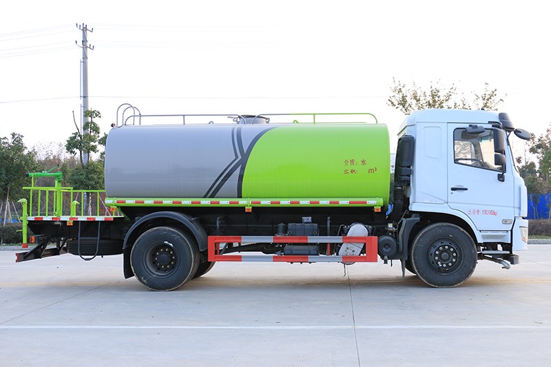 東風(fēng)專(zhuān)底12噸灑水車(chē)