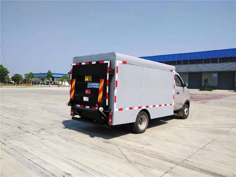 桶裝垃圾運(yùn)輸車-電動分類垃圾車