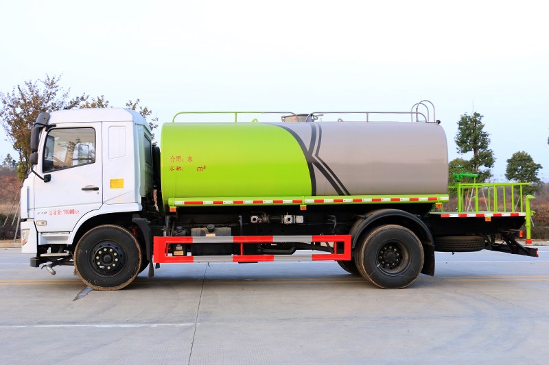 東風(fēng)專(zhuān)底12噸灑水車(chē)