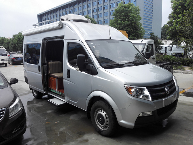 東風(fēng)御風(fēng)長(zhǎng)軸高頂B型房車(chē)