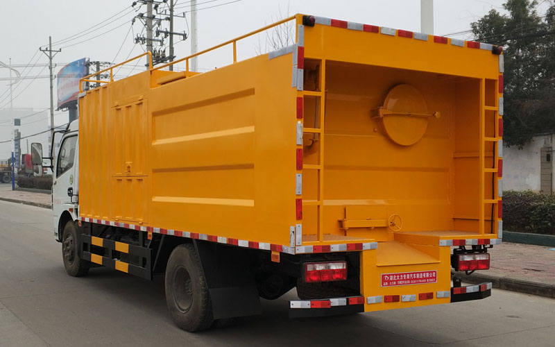 國五黃牌污水處理車（東風(fēng)大多利卡）