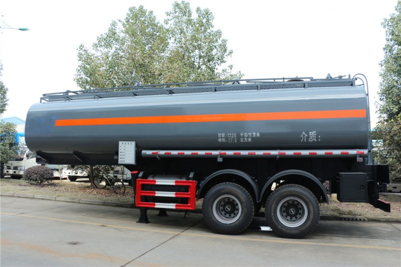 CLW9350GFW型腐蝕性物品罐式運(yùn)輸半掛車