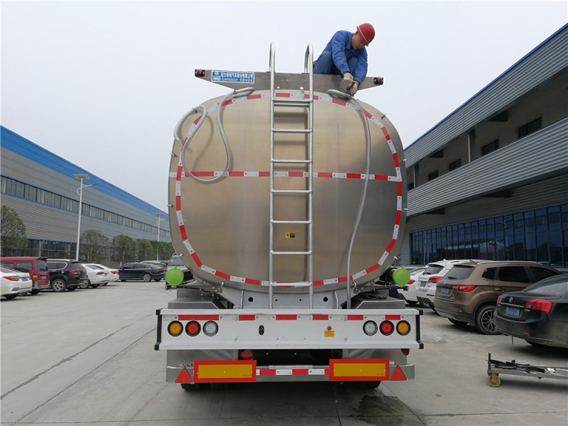 重汽豪沃(40-55L)鋁合金運(yùn)油半掛車(chē)